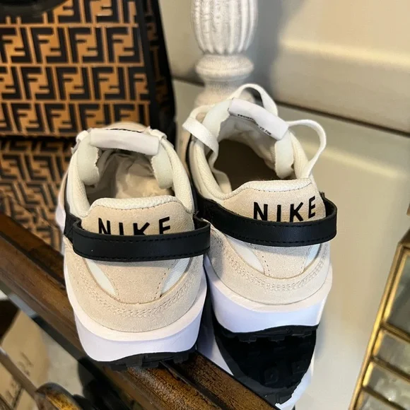 New with box! 7.5 Nikes - Picture 4 of 4